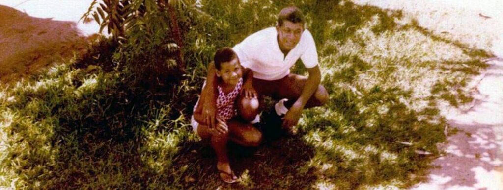 Geovane Souza, criança, agachado ao lado de seu irmão, Ignácio, sob a sombra de uma árvore em 1978.