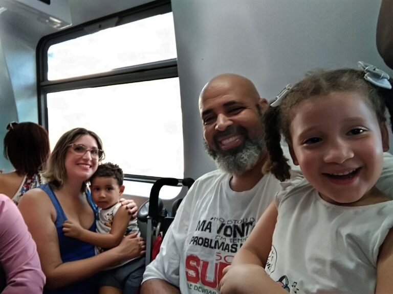 Geovane Souza com sua família no trem da Supervia vivenciando o Fluxo Da Bondade no Rio de Janeiro.