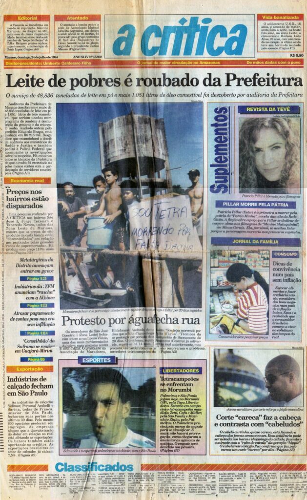 Digitalización completa de la portada del periódico A Crítica de Manaus, domingo 24 de julio de 1994. Los titulares principales incluyen "Roban leche para los pobres del Ayuntamiento" y "Protesta por agua cierra calle". En los laterales aparecen la actriz Patrícia Pillar y el futbolista Edmundo. En la esquina inferior derecha, una foto de perfil de Geovane Souza ilustra el titular sobre el corte de pelo "calvo" como nueva tendencia de moda amazónica.